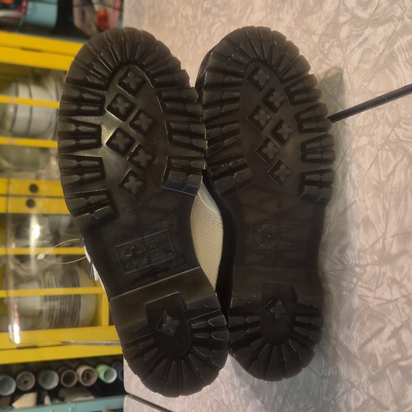 NWOT Dr. Martens Devon Heart Leather Platform Boots in White Milled Napa - Picture 3 of 4